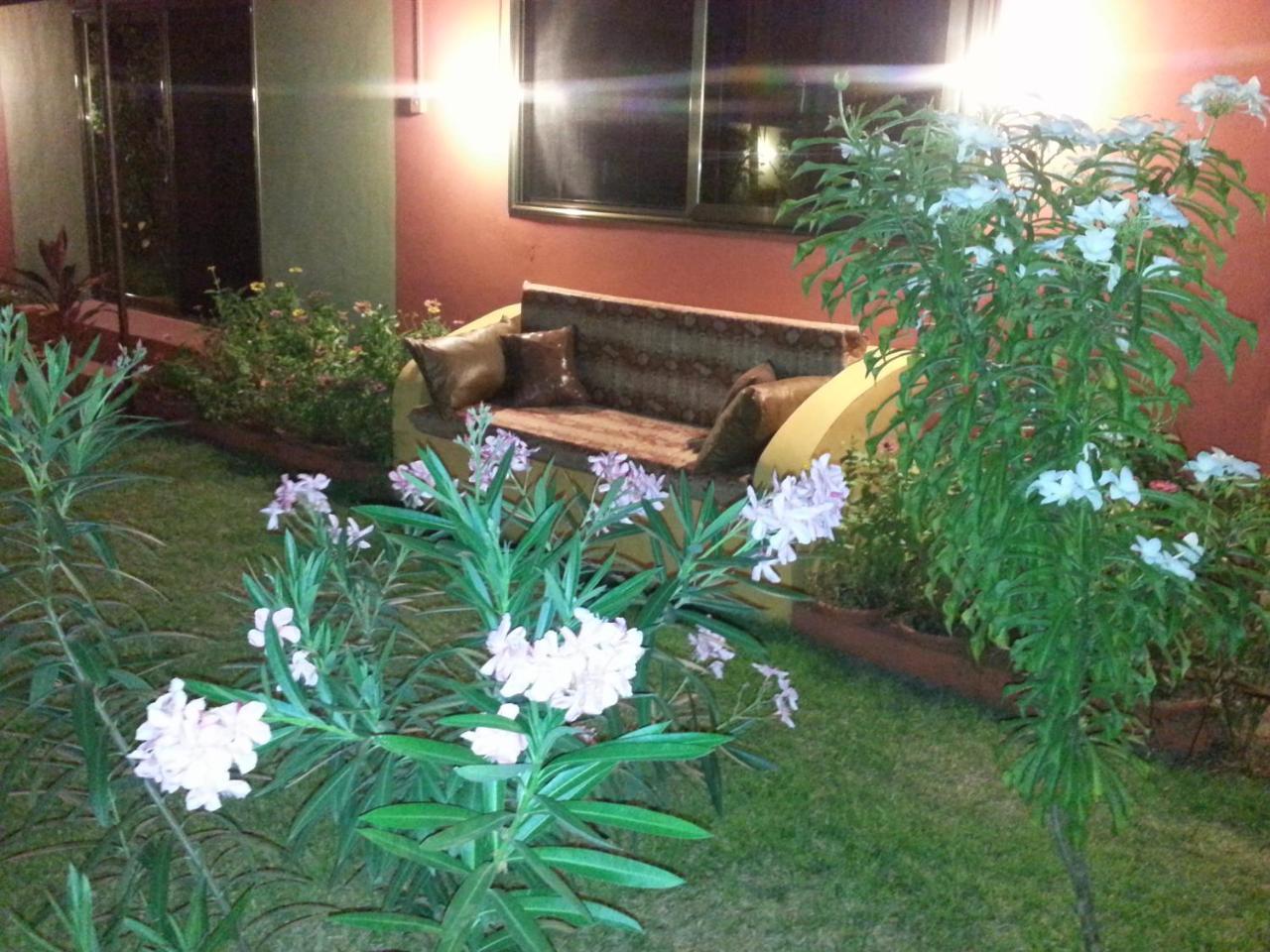 Hotel Golden Lilies Kokrobite Exterior foto