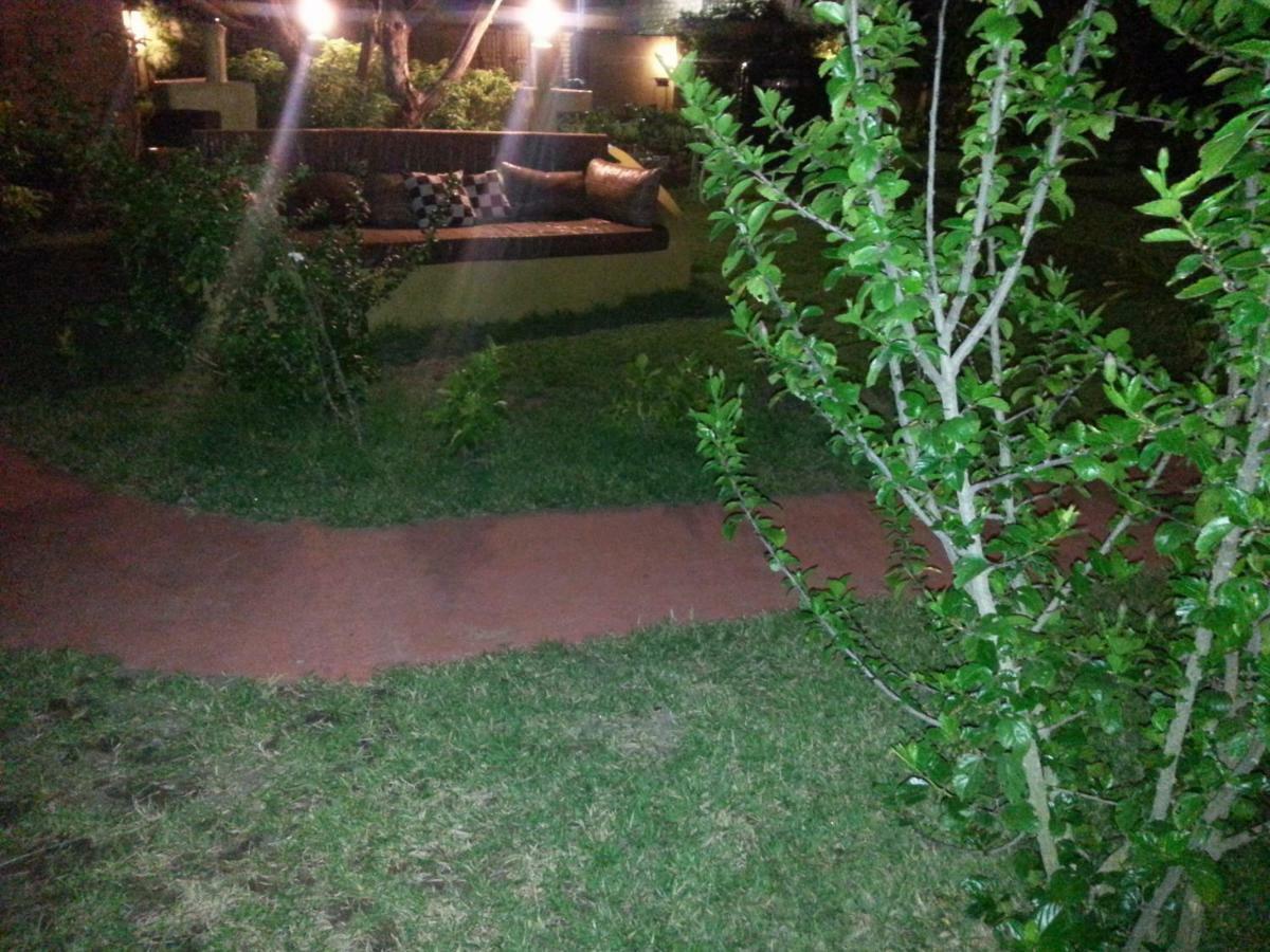 Hotel Golden Lilies Kokrobite Exterior foto
